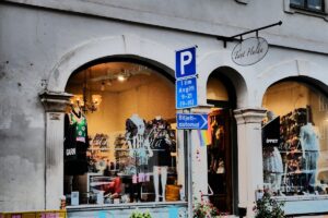 Tant Hulda butik i Lund, skyltfönster under valvbågarna