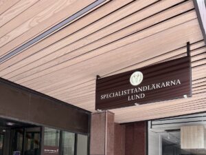 Specialisttandläkarna Lund, skylt vid entrén på Knut den Stores torg