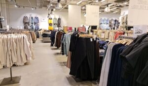 Lager 157 i Lund, butiksinteriör med klädställ