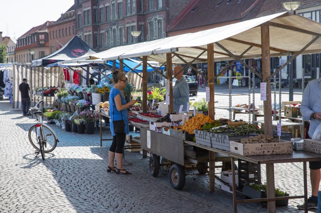 Mårtenstorget i centrala Lund, torghandel på kullerstenstorget