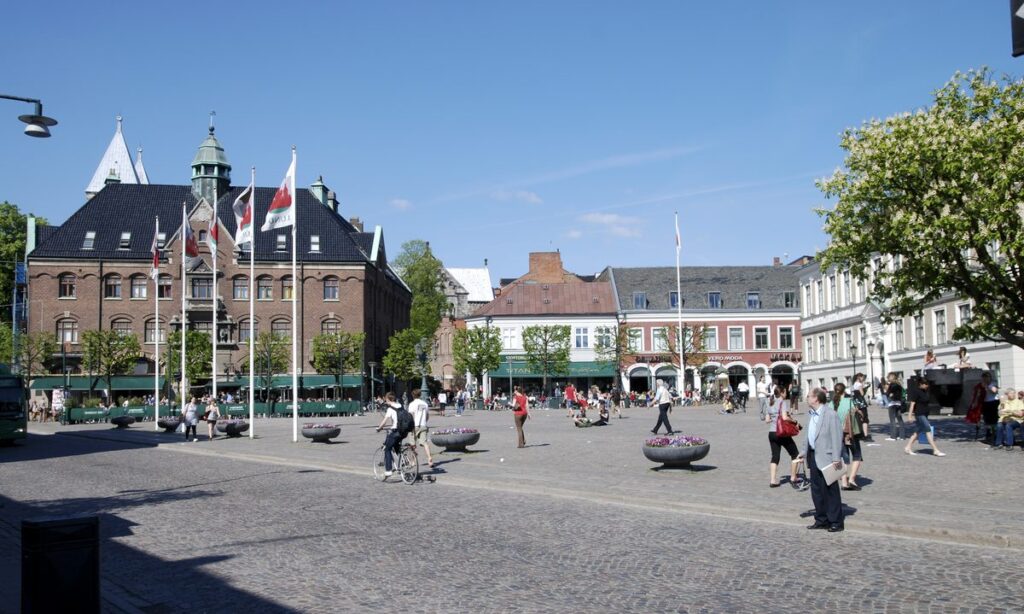 Stortorget i Lund en solig dag med uteserveringar